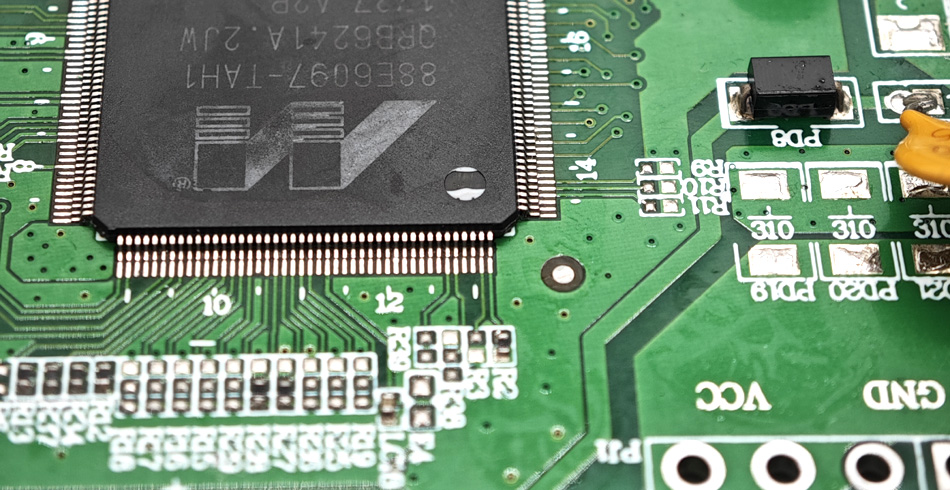 Metody tłumienia zakłóceń elektromagnetycznych (EMI) w projektowaniu płytek PCB