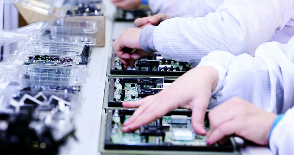 Jak ograniczyć ryzyko projektowe poprzez innowacyjne rozwiązania fabryk PCBA?